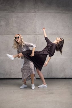 Güneş gözlüğü takıyor iki neşeli genç kadın