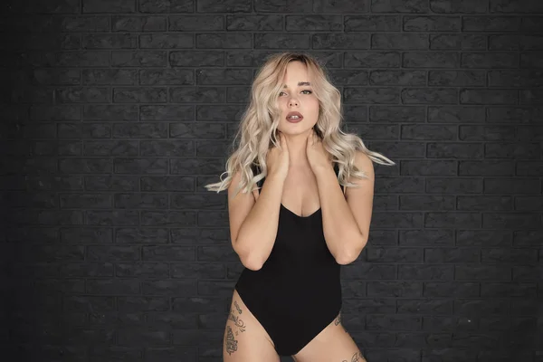 Schöne Frau Modell posiert im schwarzen Badeanzug — Stockfoto