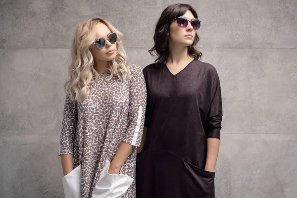 Dos chicas de moda con gafas de sol —  Fotos de Stock