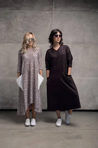Две весёлые модные девушки в солнечных очках — стоковое фото