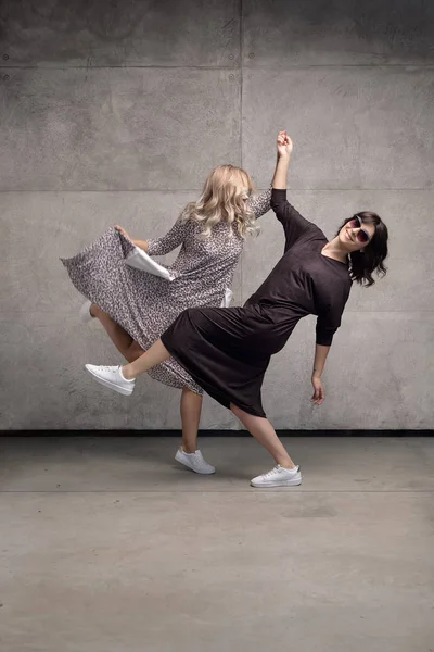 Två glada flickor som dansar att ha kul — Stockfoto