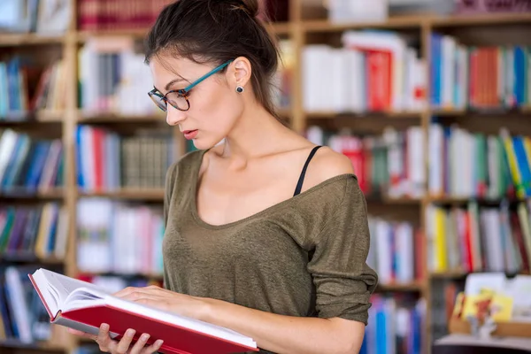 Unga simpatic kvinna läser en bok — Stockfoto