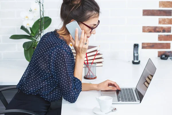 Obchodní žena mluvit na telefonu v kanceláři — Stock fotografie