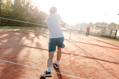  Güneş ışığı sabah tenis oynayan adam