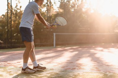  Güneş ışığı sabah tenis oynayan adam