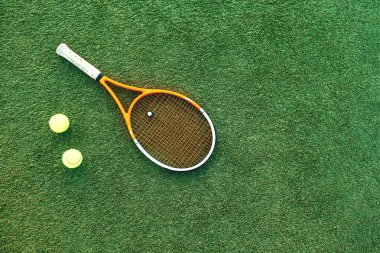 Tenis top ve raket çimenlerin üzerinde