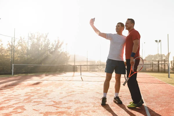 Tenisiści biorąc selfie po meczu w porannym słońcu — Zdjęcie stockowe