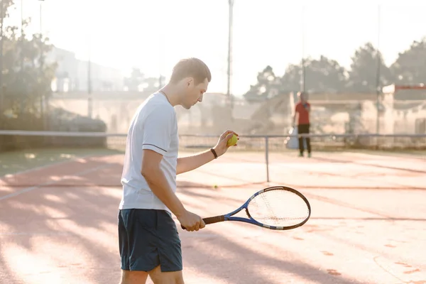 Hombre jugando al tenis en la mañana a la luz del sol — Foto de Stock