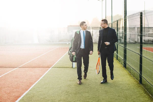 Dos hombres de negocios caminando y comunicándose — Foto de Stock