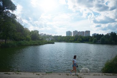 Şehir hayatı bir mola sahip bir kadın