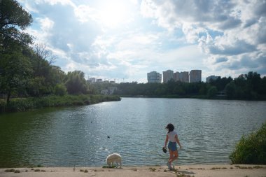 Şehir hayatı bir mola sahip bir kadın