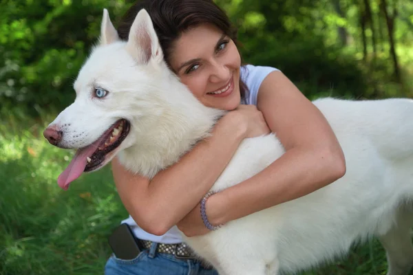 Ελκυστική κοπέλα που αγκαλιάζει το κατοικίδιο σκύλο — Φωτογραφία Αρχείου