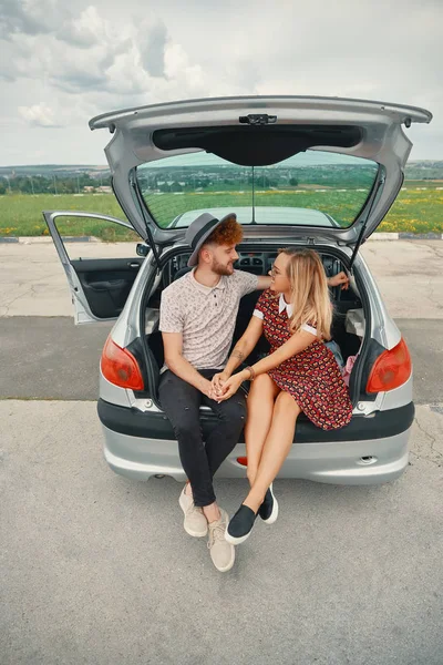 Glückliches Paar verbringt gute Zeit zusammen im Kofferraum — Stockfoto