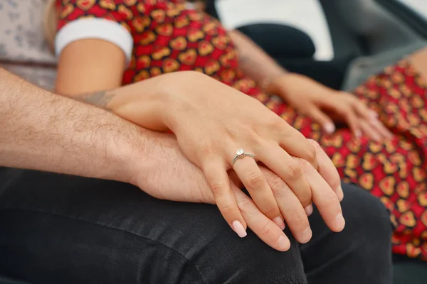 Primer plano de la pareja comprometida tomados de la mano con anillo de diamantes —  Fotos de Stock