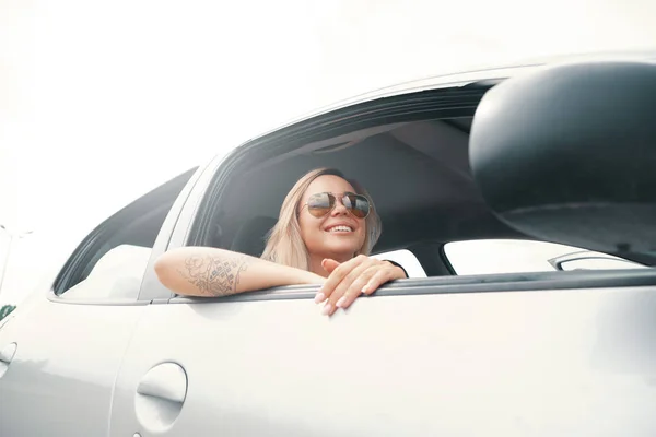 Fiatal nő élvezi az út, autóval — Stock Fotó
