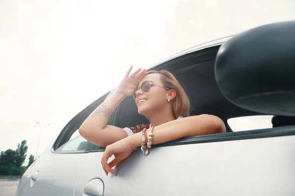 Fiatal nő élvezi az út, autóval — Stock Fotó
