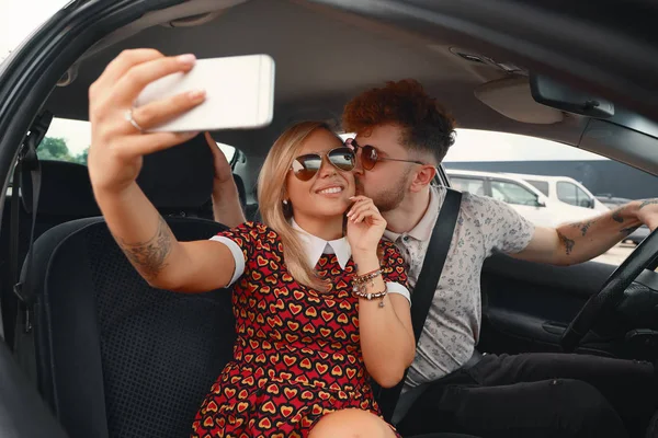 Feliz casal tomando selfie no o carro — Fotografia de Stock