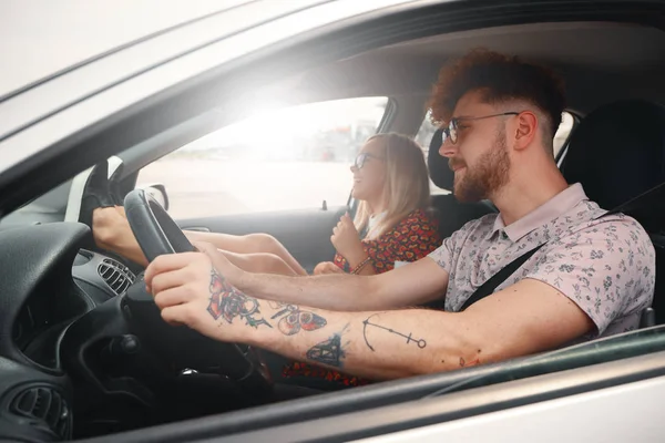 Jovem casal bonito viajando de carro — Fotografia de Stock