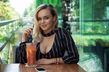 Şehir kafe Teras taze limonata içmeye genç güzel kadın