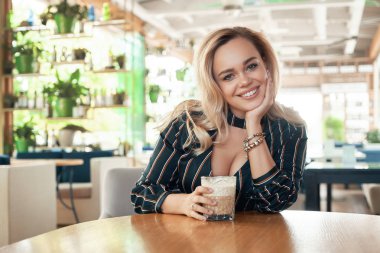 Başarılı kadın kahve içme