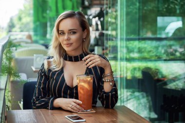 Genç güzel kadın şehir kafe terasında, lezzetli vejetaryen yemekleri, taze limonata içmeye rahatla yaz.