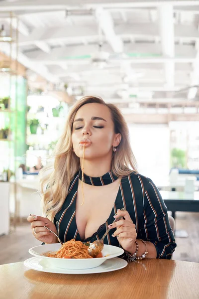 Mulher sedutora comer massa — Fotografia de Stock