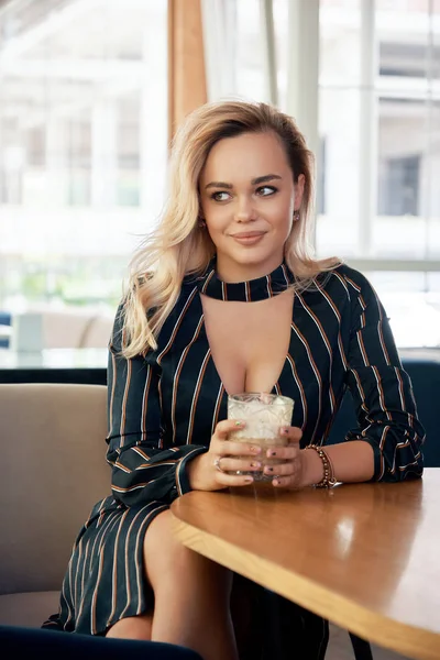 Linda mulher retrato sentado em um café com uma bebida — Fotografia de Stock
