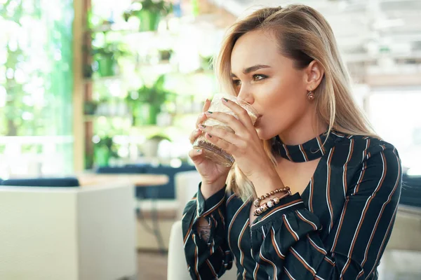 Modern kadın bir kokteyl içme 