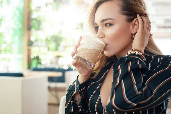 Şehvetli kadın bir kokteyl içme 