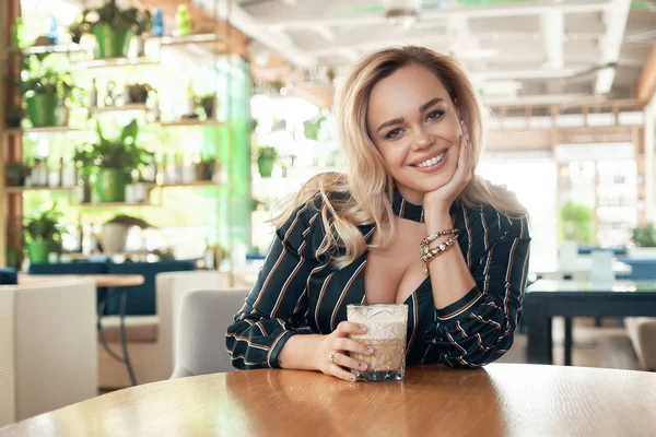 Başarılı kadın kahve içme