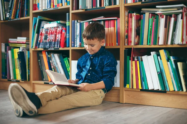 Jongen in bibliotheek — Stockfoto