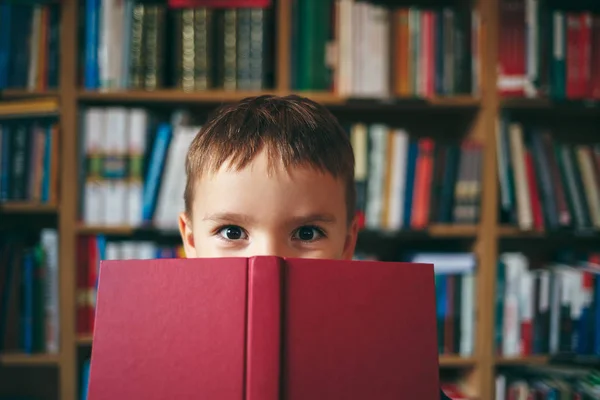 Junge in der Bibliothek — Stockfoto
