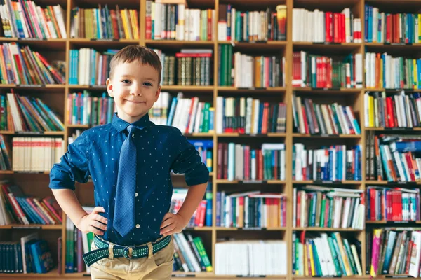 Jongen in bibliotheek — Stockfoto