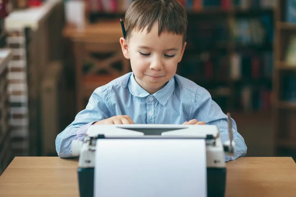 Niño con máquina de escribir — Foto de Stock