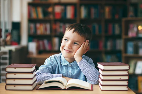 Jongen genieten van boeken — Stockfoto