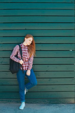 Sırt çantası ile yakışıklı öğrenci