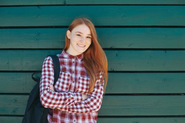 Sırt çantası ile yakışıklı öğrenci