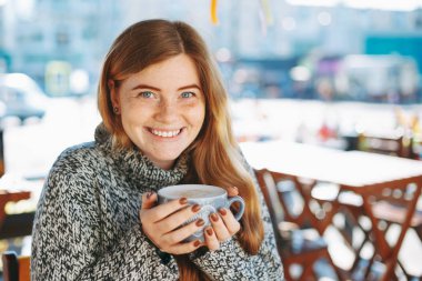 Mutlu doğal kırmızımsı kız büyük bir fincan kahve içme