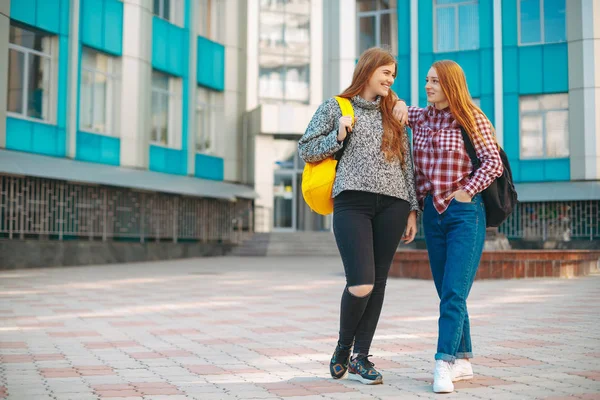 Dwóch studentów koleżanki krótkiego spaceru od Uniwersytetu — Zdjęcie stockowe