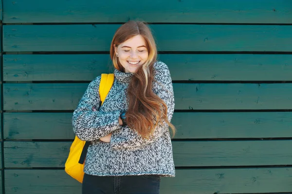 Porträt Einer Freundlich Lächelnden Studentin Mit Gelbem Rucksack Die Auf — Stockfoto