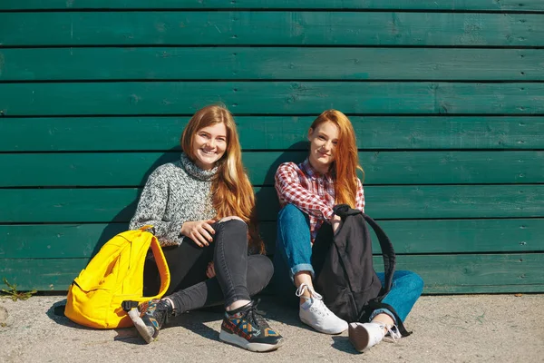 Dvě mladé přítelkyně stojící spolu a baví — Stock fotografie