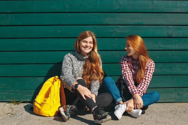 İki genç kız arkadaş birlikte durup eğleniyorlar. — Stok fotoğraf