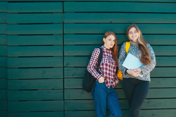 Glückliche College-Studenten, Teenager, Hipster. — Stockfoto