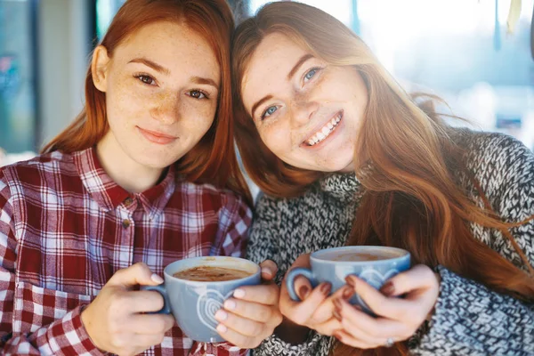 Mosolygó gyönyörű fiatal nő pózol, kávé — Stock Fotó