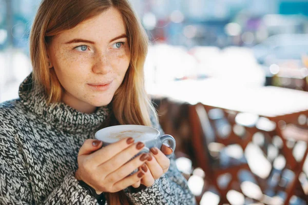 Boldog természetes vöröses lány egy nagy csésze kávét iszik — Stock Fotó