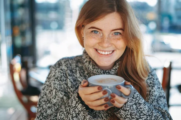 Közeli kép a vöröses természetes girl gazdaság egy csésze kávé — Stock Fotó