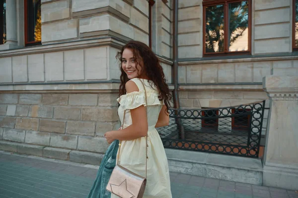 세련 된 미소에 산책 하는 행복 한 갈색 머리 여자의 초상화는 — 스톡 사진