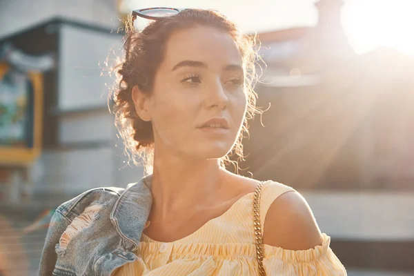 Fiatal nő, a napfény, naplemente portré. — Stock Fotó