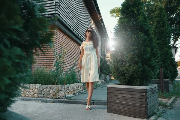 年轻漂亮的时尚女孩在太阳镜下漫步在夏天 d — 图库照片