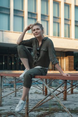 Genç modern kadın şehirde, açık havada poz. Kentsel yaşam